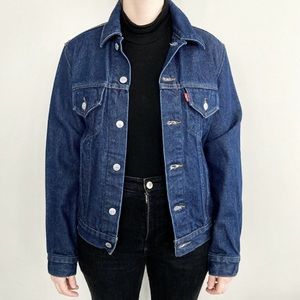 Vintage Levi’s dark-wash denim jacket. 💙